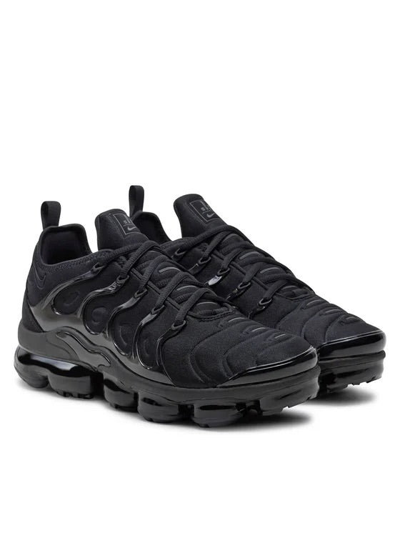 Nike Air VaporMax Plus Triple Black prednji ugao