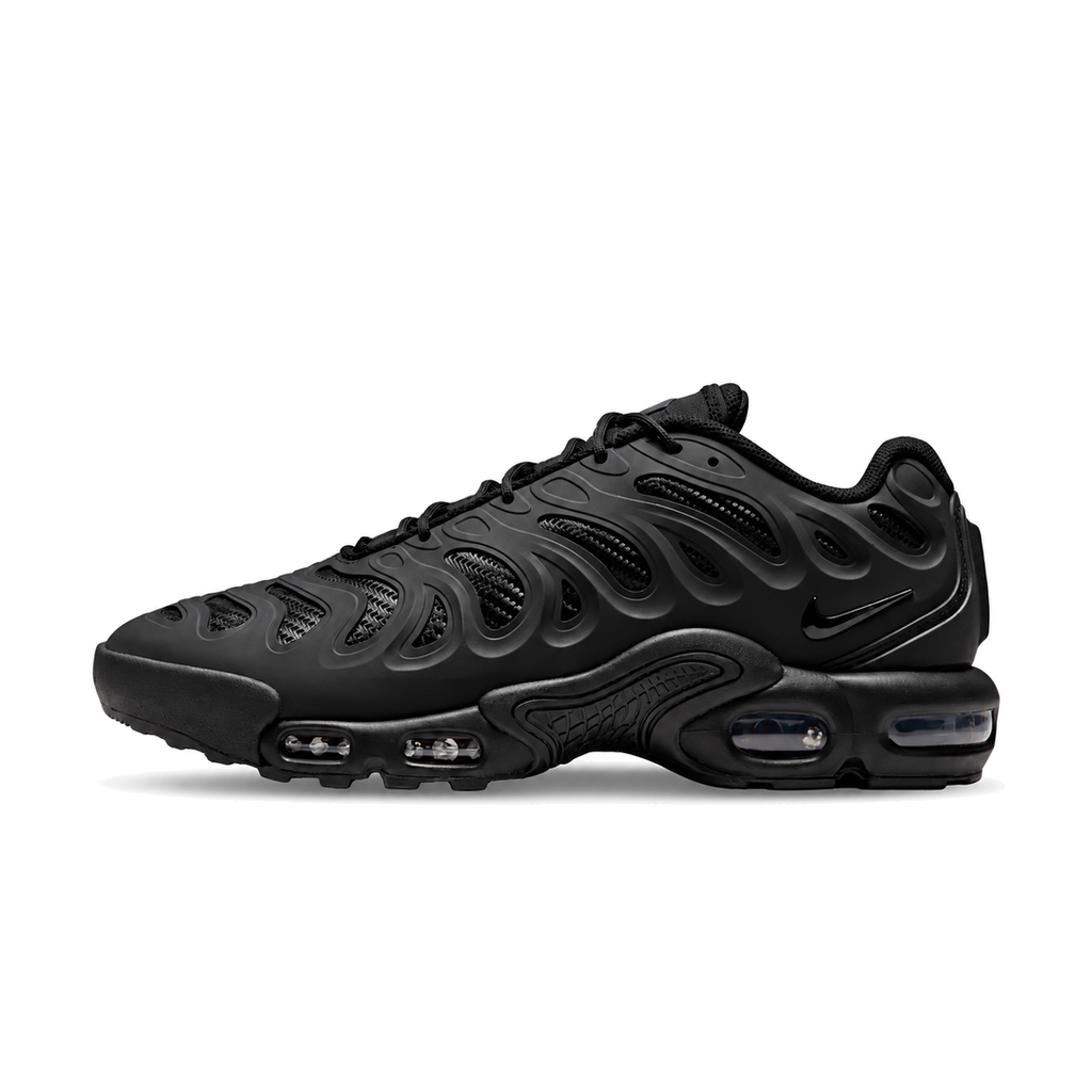 Nike TN Drift Triple Black crne patike – bočni prikaz na bijeloj pozadini