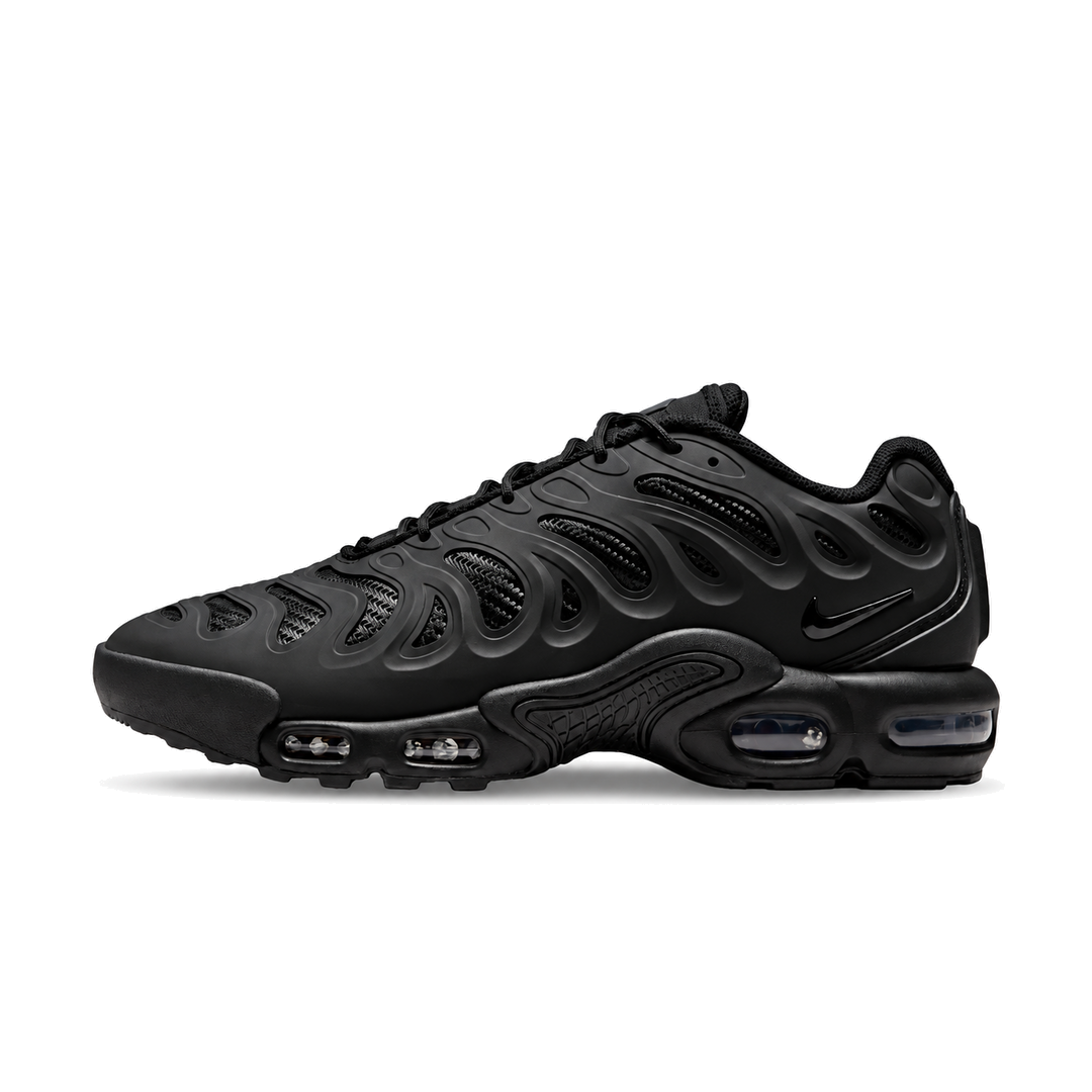 Nike TN Drift Triple Black crne patike – bočni prikaz na bijeloj pozadini