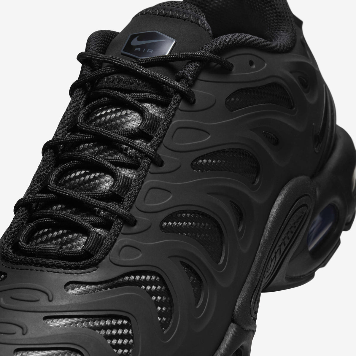 Nike TN Drift Triple Black detalj gornjišta, pertli i crne konstrukcije