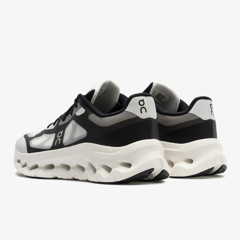 On Cloudtilt Black White patike – zadnji ugao i peta
