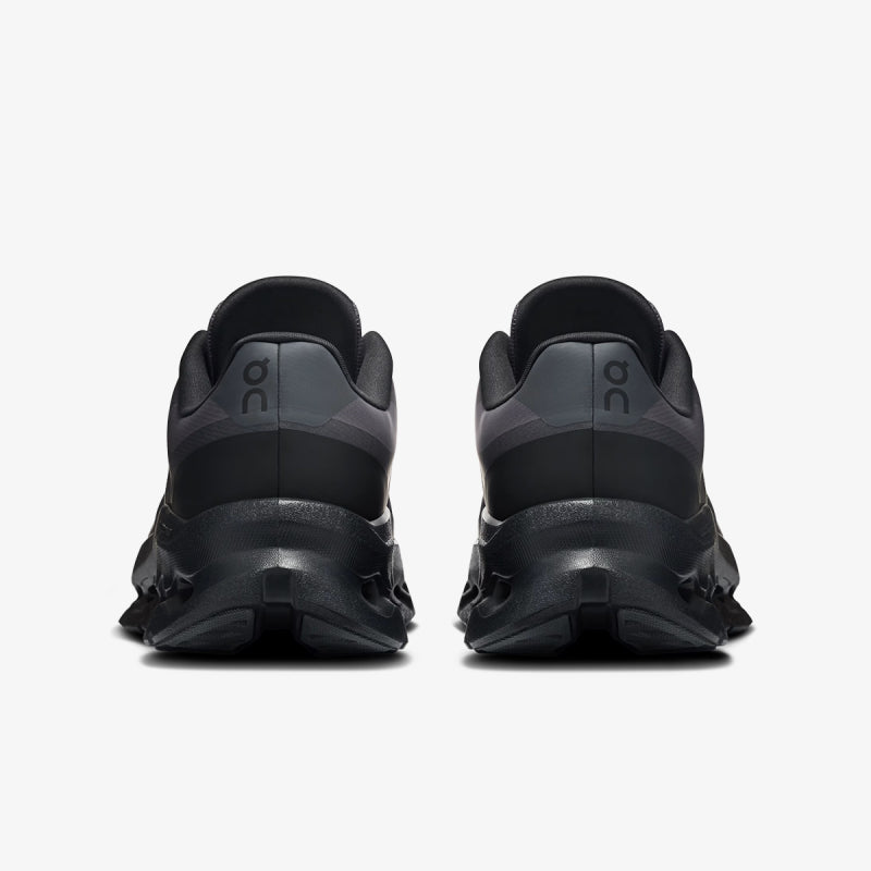 On Cloudtilt Graphite Black patike – pogled pozadi i detalj pete